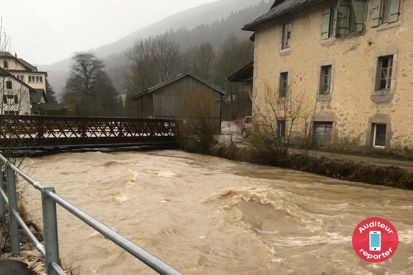L'eau du Buttes à quelques centimètres des ponts.