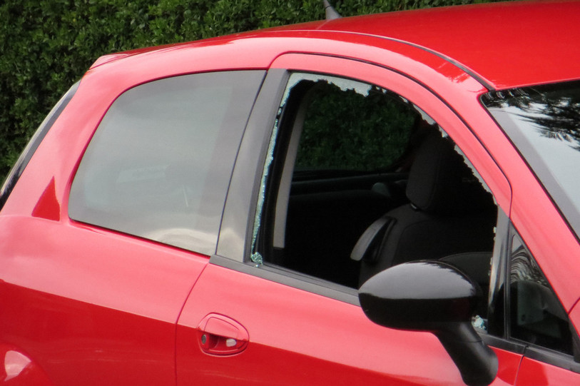 Les voleurs ont brisé les vitres de deux véhicules parqués sur le parking de Mont-Crosin. (Photo d'illustation ldd)
