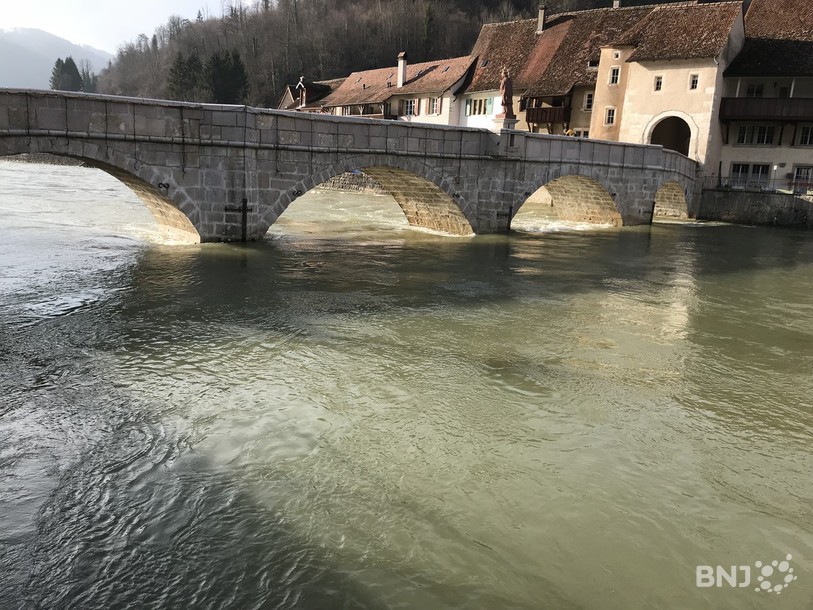 Le Doubs demeure haut, mais commence à baisser comme ici à St-Ursanne.