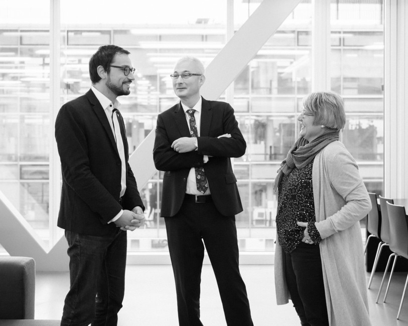 La conseillère d’Etat neuchâteloise Monika Maire-Hefti et le conseiller d’Etat bernois Bernhard Pulver (au centre) félicitent le nouveau président du Comité stratégique de la HE-Arc et Ministre jurassien Martial Courtet. (Photo: Patrice Schreyer)