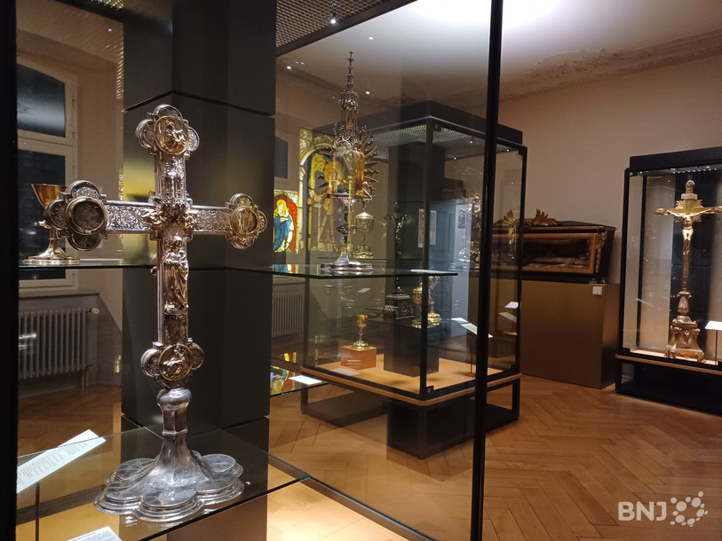La croix d’autel de Georges Schongauer est prise ici dans son lieu d’exposition, au Musée de l’Hôtel-Dieu de Porrentruy.