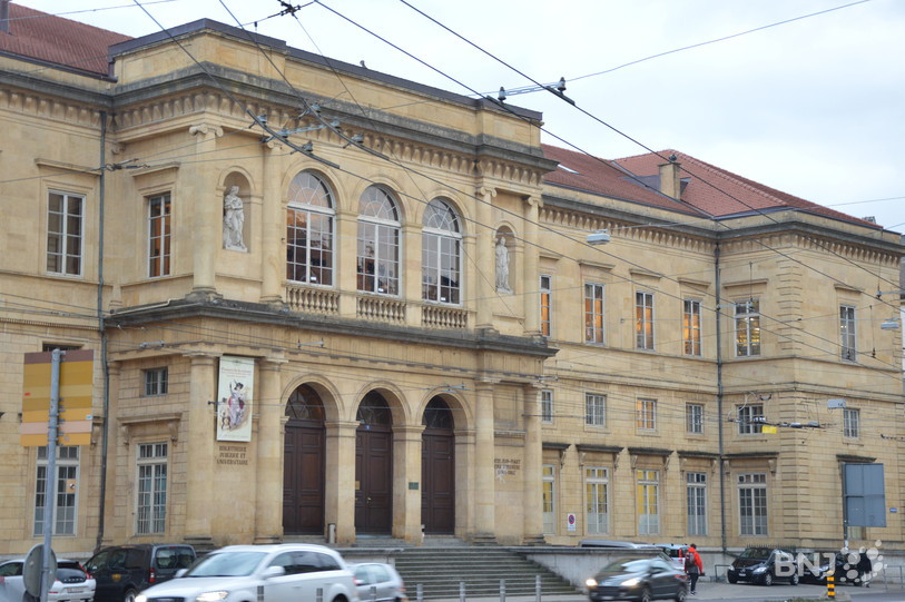 Le Collège latin qui abrite la Bibliothèque publique et universitaire de Neuchâtel.
