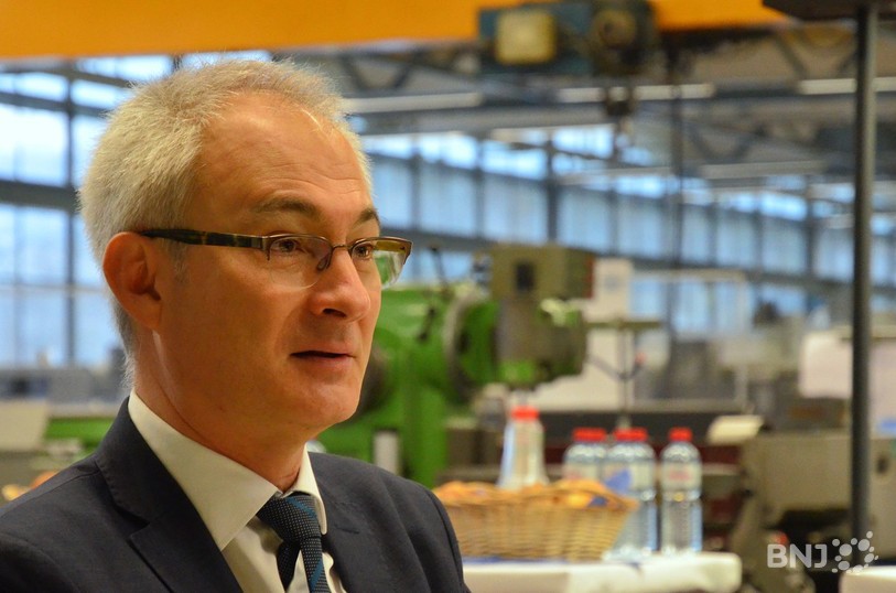 Bernhard Pulver a accueilli les médias dans l'école des métiers techniques à Berne.