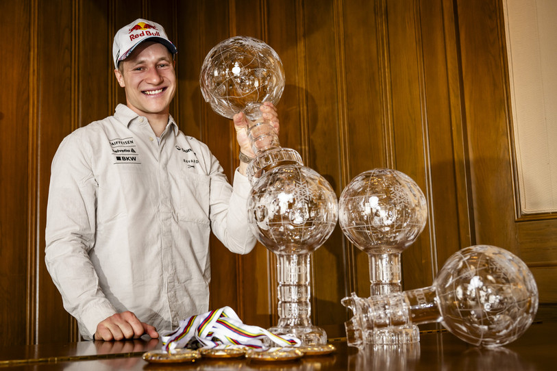 Marco Odermatt a remporté quatre nouveaux globes de cristal cette saison. (Photo : KEYSTONE/Jean-Christophe Bott.)