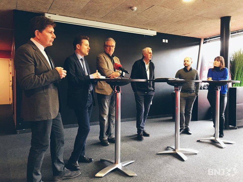 Le comité neuchâtelois contre No Billag a présenté ses arguments à La Maladière. (de gauche à droite : Jean-Claude Baudoin, président de l’Union neuchâteloise des Arts et Métiers, Raphaël Comte, conseiller aux Etats et coprésident, Jacques-André Maire, conseiller national et coprésident, Bernard Challandes, entraîneur de football, David Taillard, président de l’Union syndicale neuchâteloise et Anaïs Emery, directrice du NIFFF.