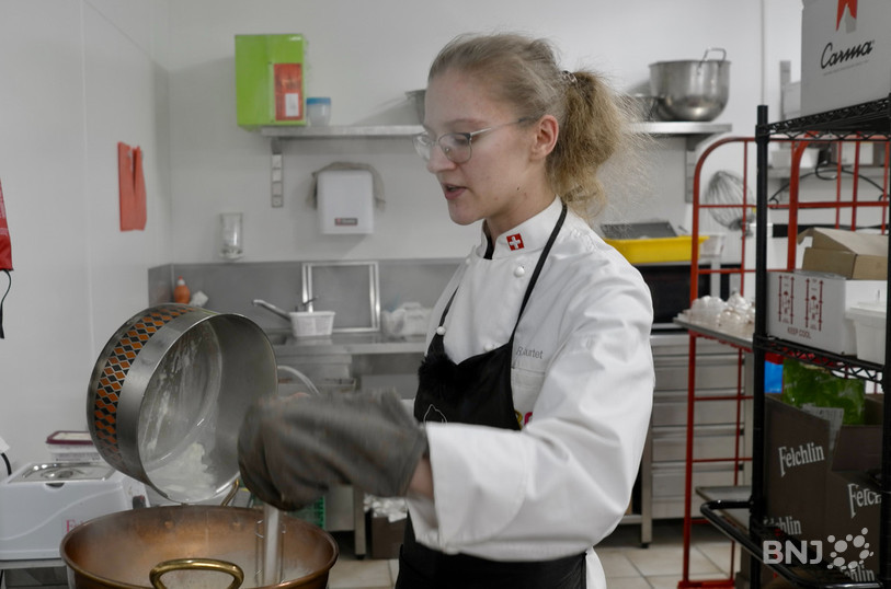 Rachel Courtet ajoute ses 300g de crème dans sa préparation pour les pralinés.