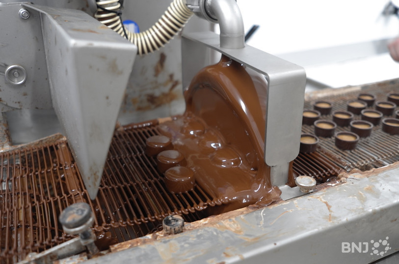 Les pralinés se parent de chocolat pour envelopper le caramel.