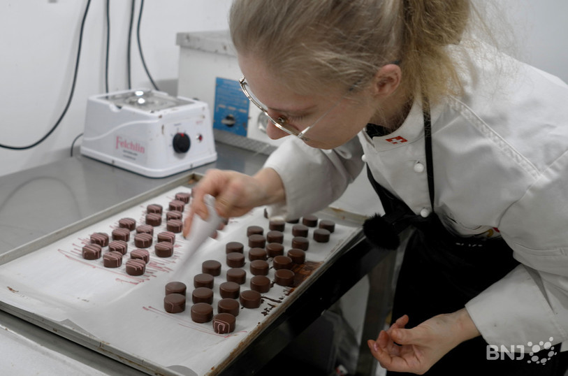Une dernière couche de chocolat Ruby pour la décoration.