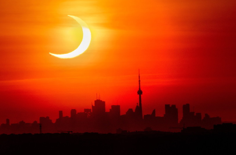 Une éclipse solaire partielle au-dessus de Toronto, le 10 juin 2021. (Image d'illustration : AP/Frank Gunn/The Canadian Press)