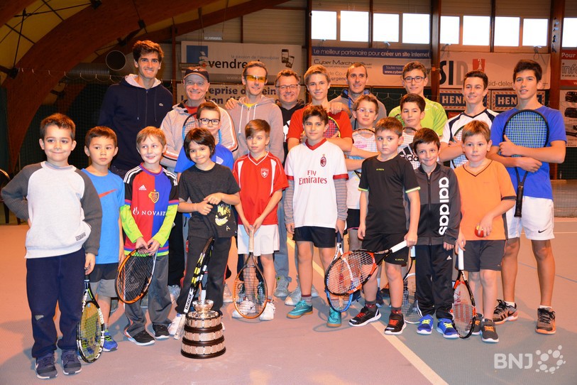 Pierre-Hugues Herbert (derrière à gauche) a pris le temps de faire quelques photos avec de jeunes joueurs jurassiens