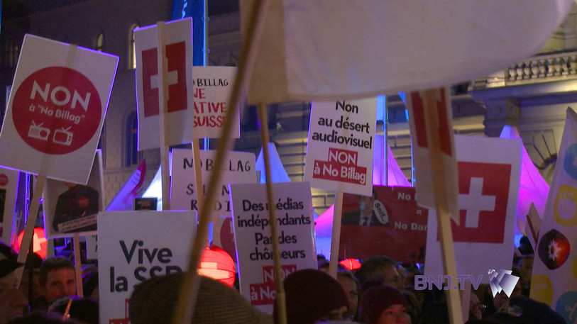 Un millier de personnes ont manifesté mardi soir à Berne contre No Billag.