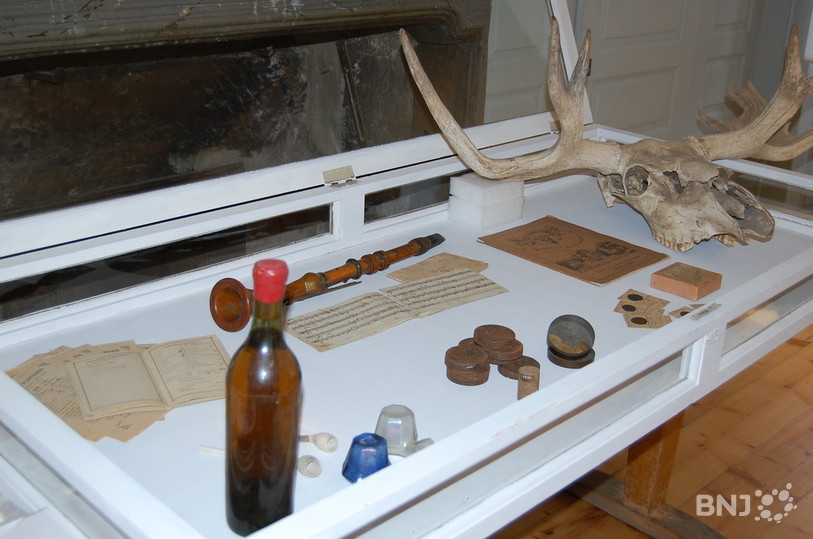 Une vitrine spéciale à découvrir au Musée des Mascarons à Môtiers.