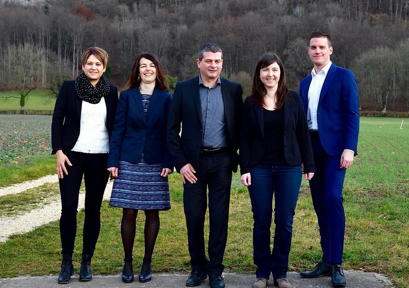 De gauche à droite : Pauline Christ Hostettler (chargée de communication et secrétaire du PSJ), Katia Lehmann (vice-présidente), Jämes Frein (président), Lucie Scaiola (vice-présidente) et Loïc Dobler (président sortant et président du groupe parlementaire socialiste).