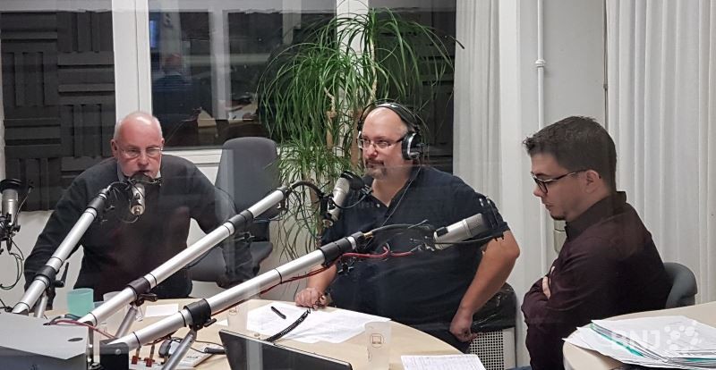 Didier Berberat (à gauche sur la photo) face à Jim Sordet (à droite) dans un débat animé par Julien Hirt.