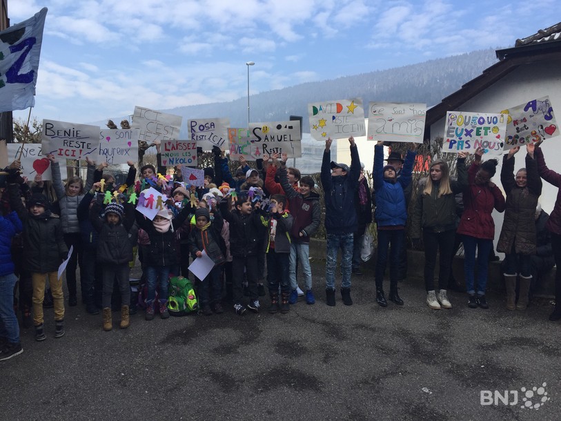 Les élèves présents, des camarades de classe des enfants Nkolo, ont confectionné des pancartes pour manifester leur soutien à la famille
