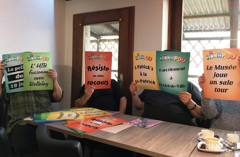 Plusieurs membres du Schnapou posant avec les affiches du journal. 