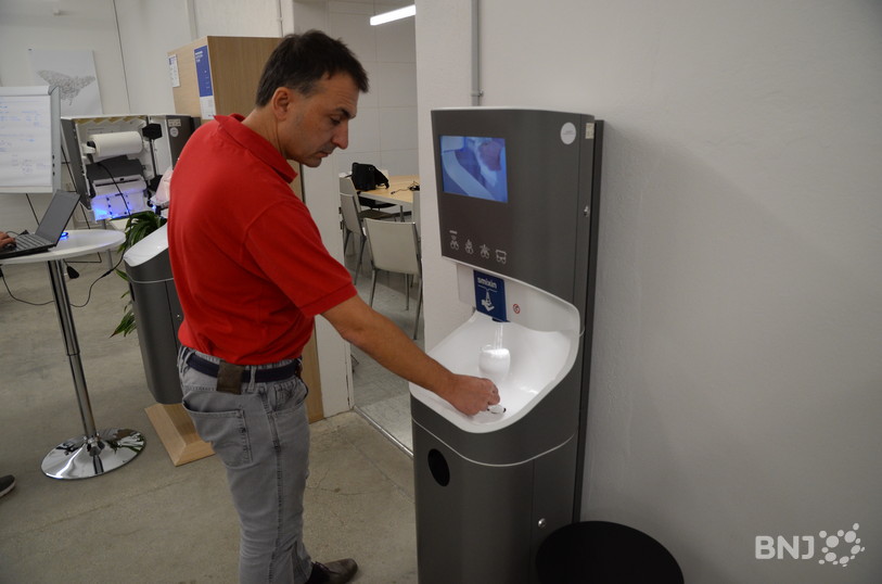 Eric Ballestraz nous montre que l'eau consommée pour un lavage de main tient dans un verre