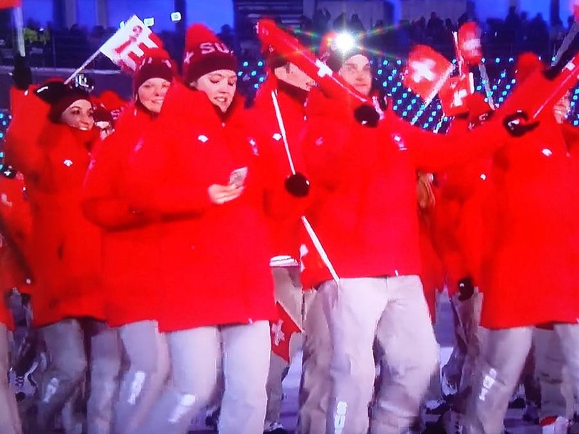 Sarah Forster et son drapeau jurassien (photo : capture d'écran RTS)