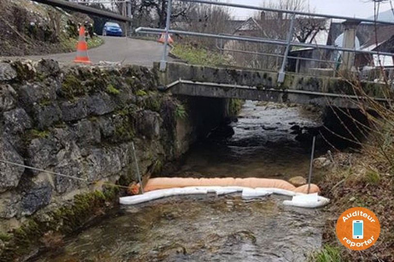 Les pompiers ont installé des barrages sur le cours d'eau. (Photo: auditeur reporter)
