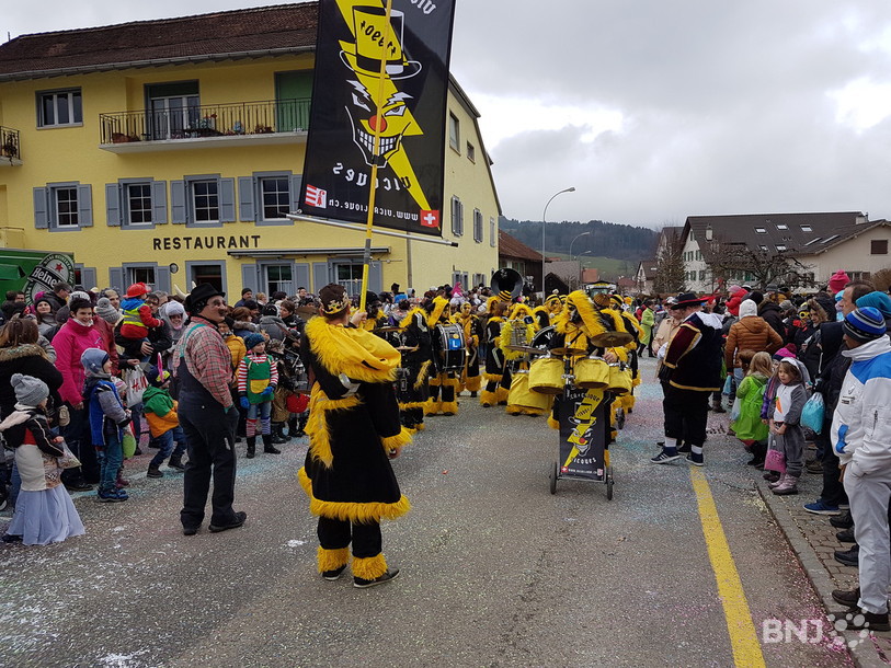 Le public est venu en masse à Courtételle pour assister au cortège de carnaval samedi après-midi