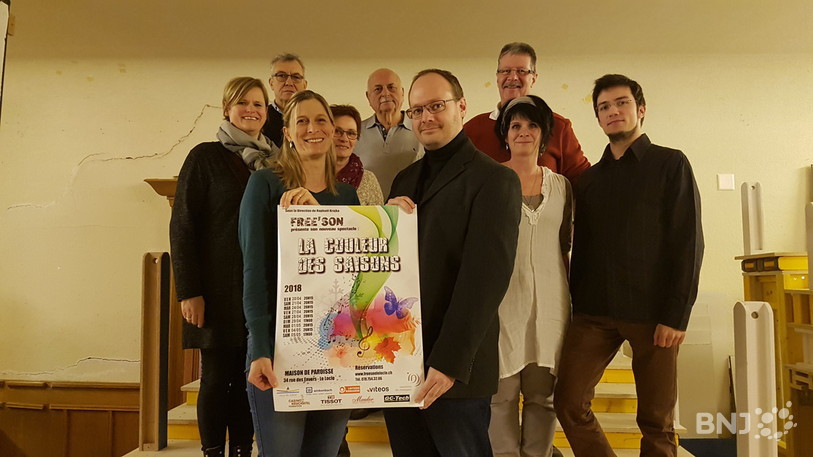 Sylvie Kis et Christophe Poyet (la présidente et le vice-président de Free'son) au premier plan entourés des membres du comité et de l'équipe de construction du décor.