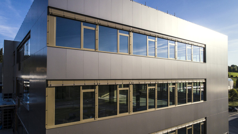 Le nouveau bâtiment situé à l'allée des Défricheurs dans la zone industrielle des Eplatures a été inauguré ce jeudi. (photo: Bergeon.ch)