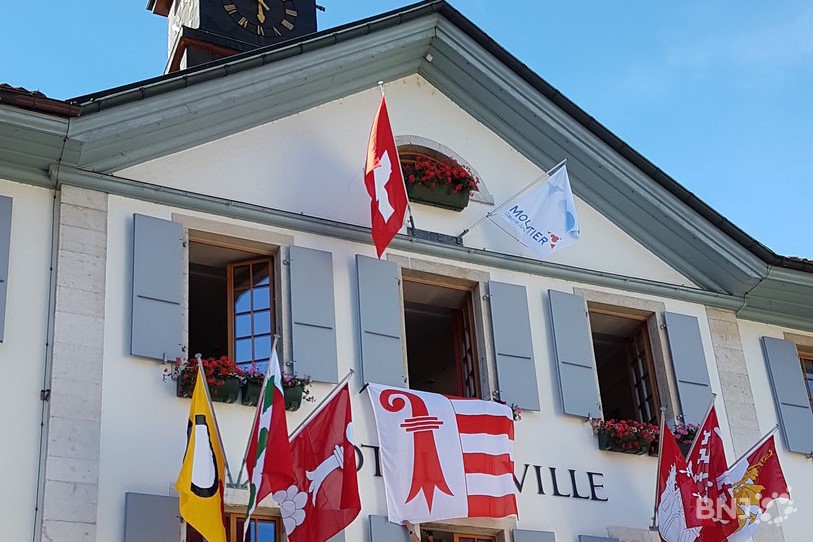 Le drapeau Jurassien est réapparu sur l'Hôtel de Ville de Moutier à l'issue du vote du 18 juin 2017, avant d'être positionné au sommet du bâtiment, à côté du drapeau suisse. (Photo: archives)