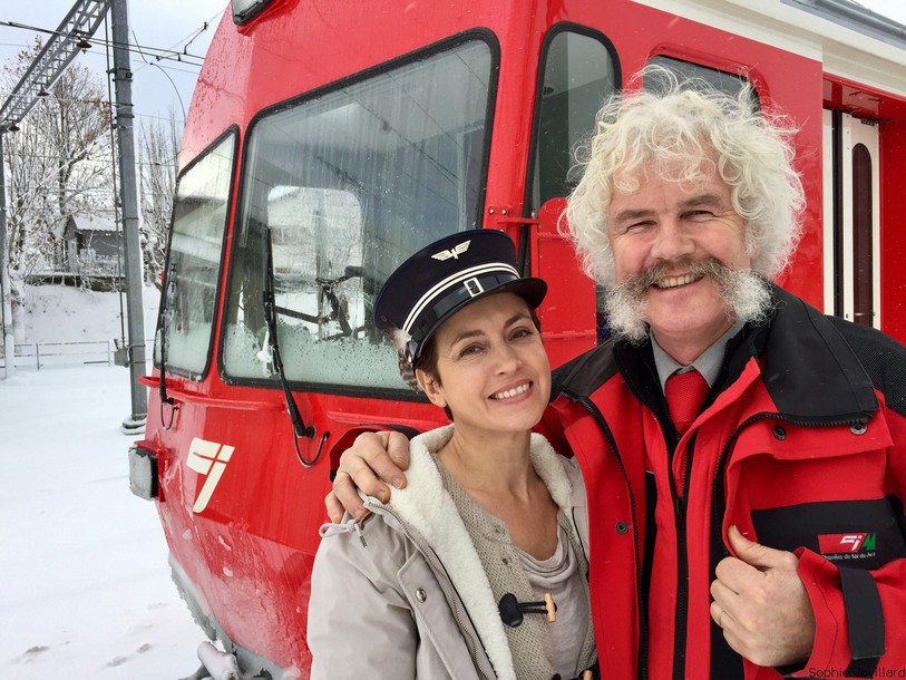 Sophie Jovillard, présentatrice de l'émission Echappées Belles, a joué le jeu et est devenue contrôleuse CJ, le temps du tournage. Ici avec Olivier Luder.