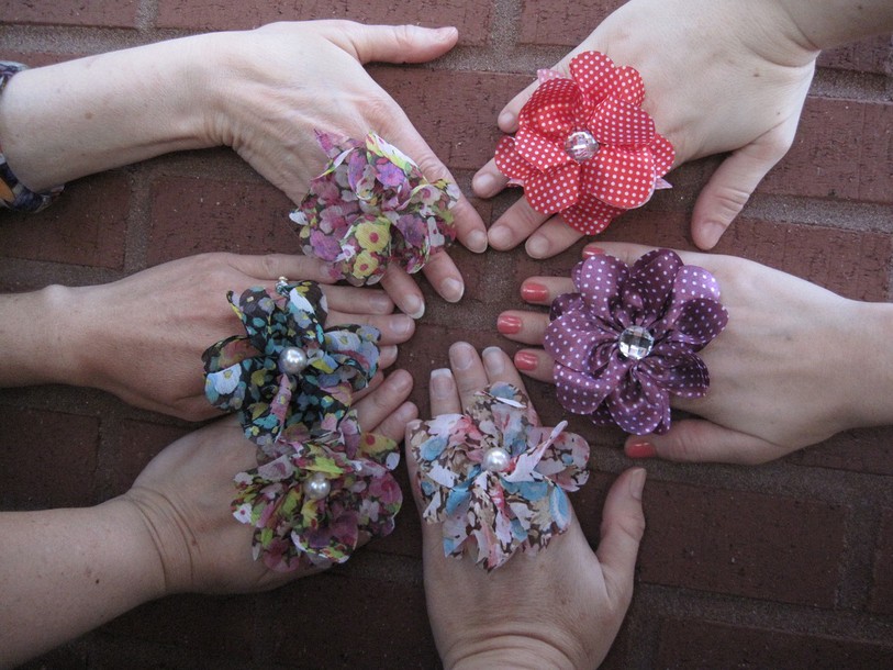 mains de femmes avec des bagues-fleurs
