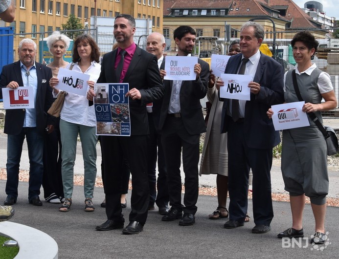Le comité de l'Association posant devant le site du NHOJ avant la votation. 