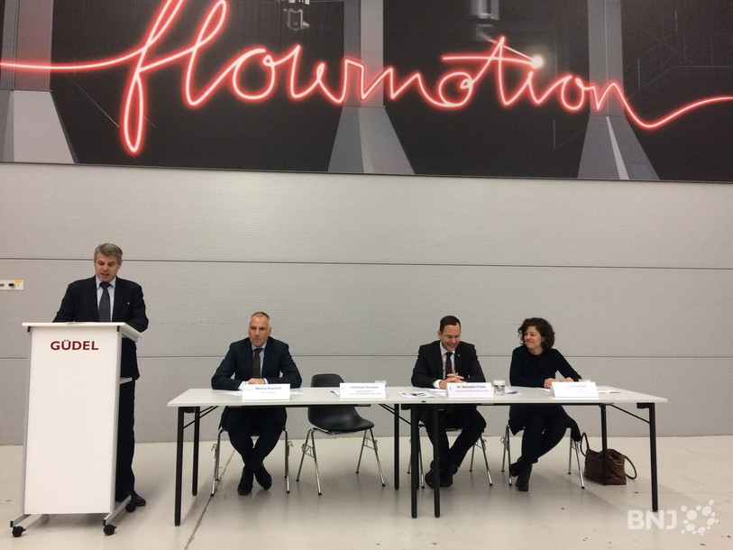 De gauche à droite, le Conseiller d'Etat Christoph Ammann, le CEO de Güdel Markus Ruprecht, le chef de la promotion économique Sebastian Friess et Susanna Regli, responsable communication du canton de Berne.