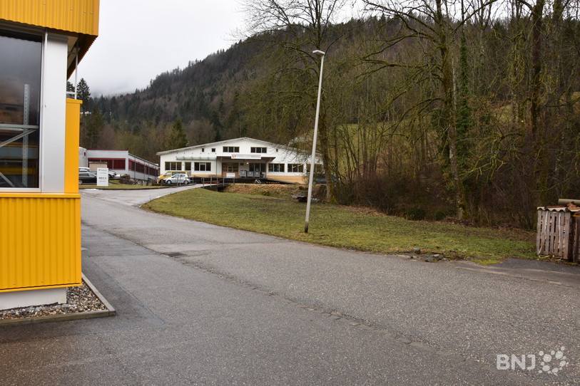 La nouvelle place de rebroussement serait construite sur le côté de la route actuelle, et les berges de la rivière seraient renforcées.