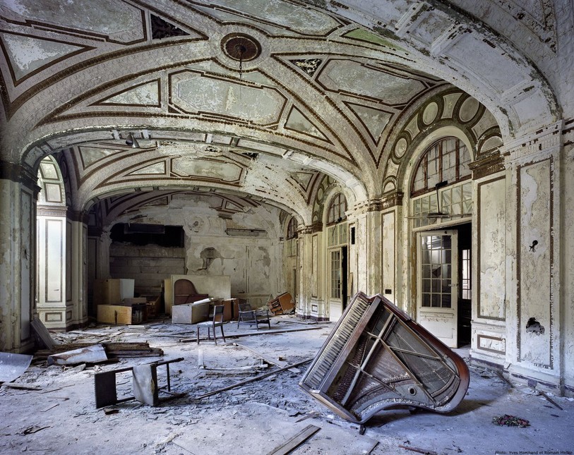 Ballroom, Lee Plaza Hotel, Detroit, 2006. Photo: Yves Marchand et Romain Meffre.