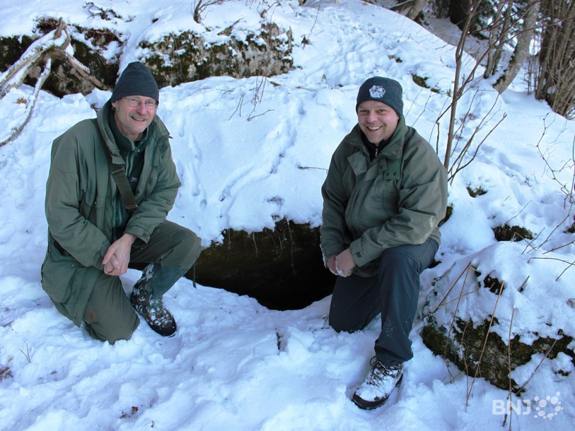 Claude Wenger et Thomas Bartlomé devant l'entrée d'une tanière de renard