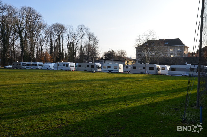 Des caravanes occupent le parking de la piscine de Nidau depuis lundi. 