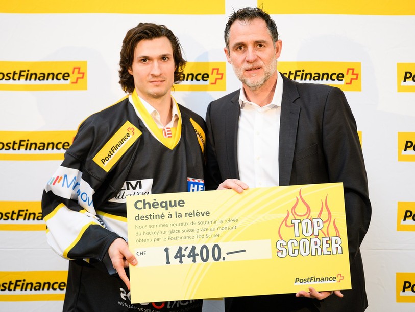 Jonathan Hazen (à gauche) a reçu son chèque des mains de Thomas Zimmermann, responsable de du marketing et du sponsoring chez PostFinance (photo : PPR/Manuel Lopez)