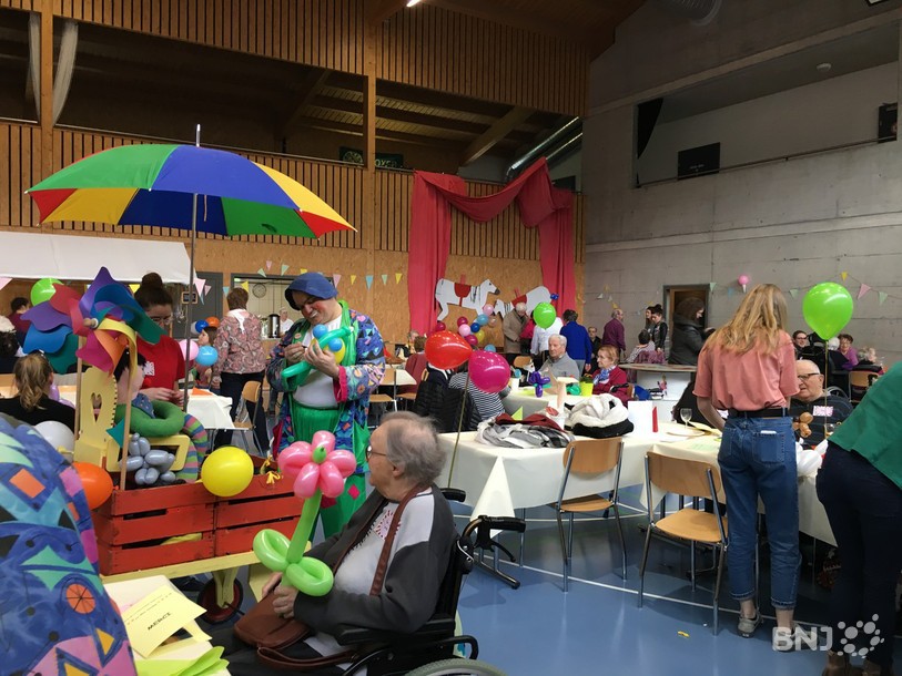 Des étudiants en soins et assistance santé ont organisé une fête foraine pour les seniors.