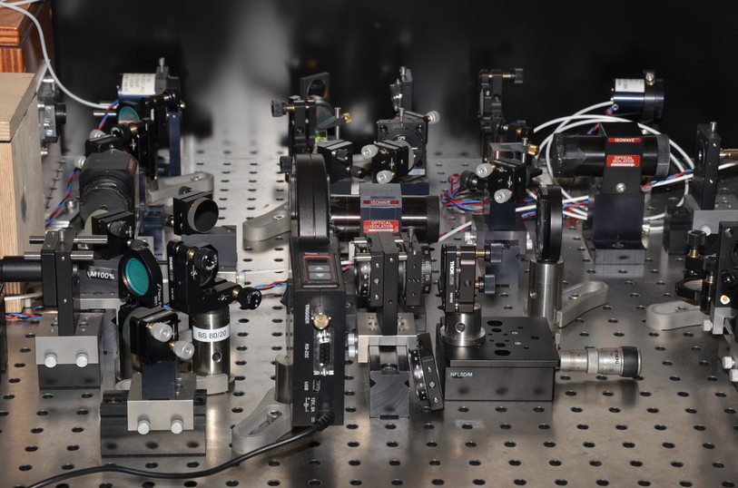 Banc optique pour caractérisation des lasers (photo: UniNE).