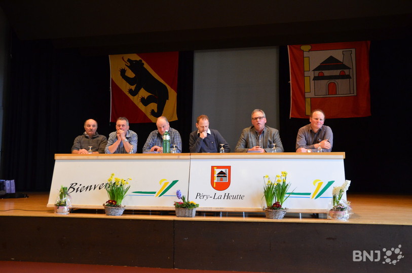 Cinq agriculteurs candidats au Grand Conseil ont participé à un débat en fin d'assemblée (de g. à droite: Beat Scheidegger (UDC), Jean Siegenthaler (UDC), Marc Tobler (UDC), Michaël Bassin (modérateur), Etienne Klopfenstein (UDC), Tom Gerber (PEV))