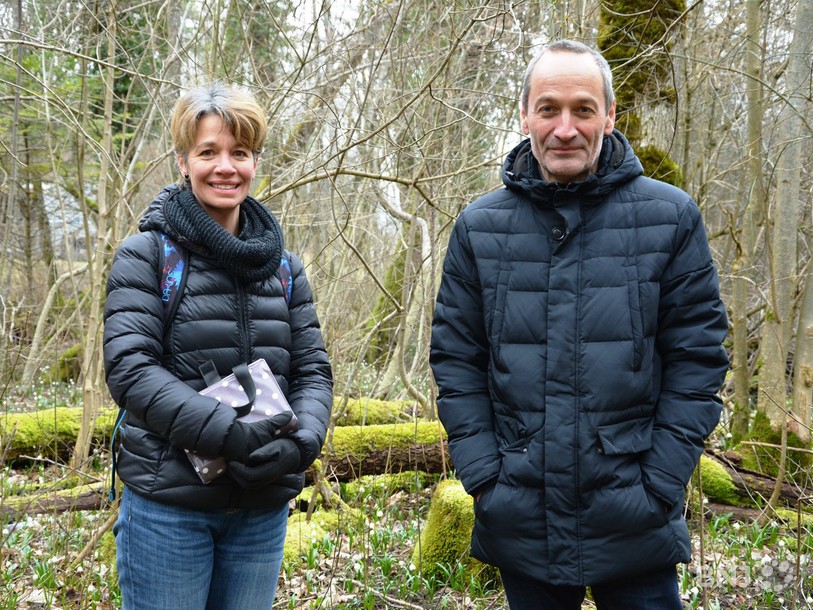 Annick Willemin et Noël Buchwalder devant un parterre de nivéoles