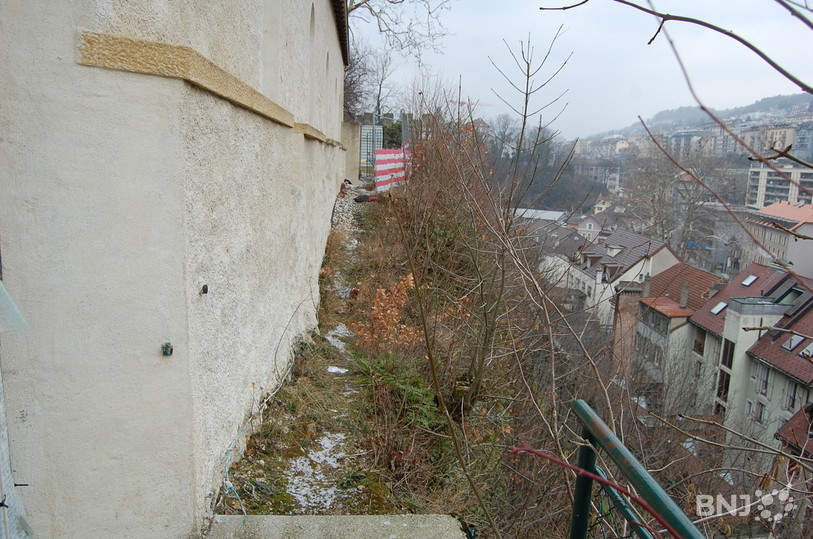 Une passerelle en partie suspendue sera installée pour terminer le chemin de ronde du château de Neuchâtel.