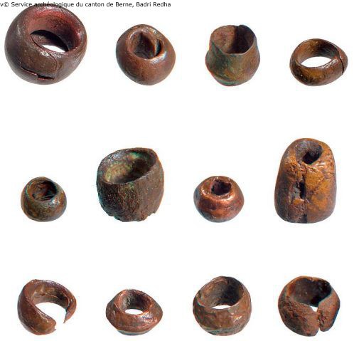Perles en cuivre mises au jour à Sutz-Lattrigen, Rütte. © Service archéologique du canton de Berne, Badri Redha