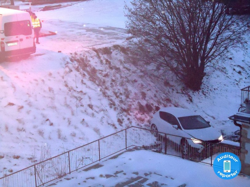 Une voiture est tombée dans le talus, rue de la Gare à Saignelégier