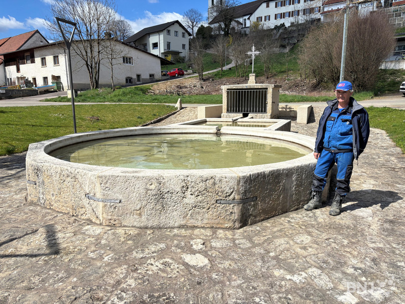 Serge Chapuis à côté de la fontaine principale.