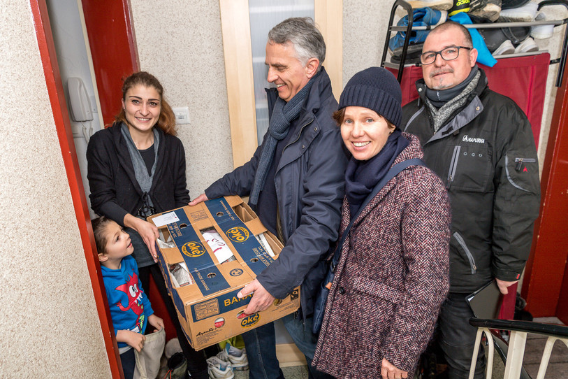 Le couple Burkhlater et le bénévole Jean-Paul Schwab ont rencontré de nombreuses personnes dans le cadre de la distribution des colis de l'action « 2x Noël ». Photo: Croix Rouge Suisse