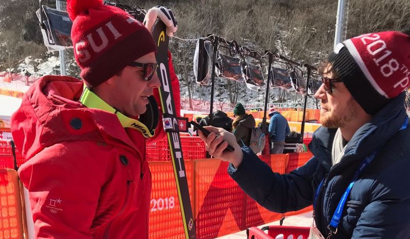 Jan Haesler (à gauche) interviewe Beat Feuz.