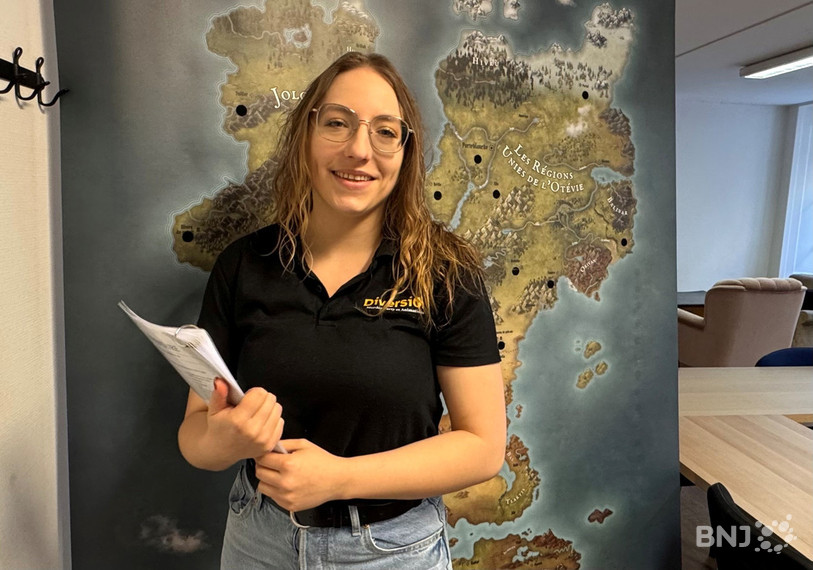 Amandine Evard devant la carte du monde d'Astoria, décor des histoires de Diversi0n.