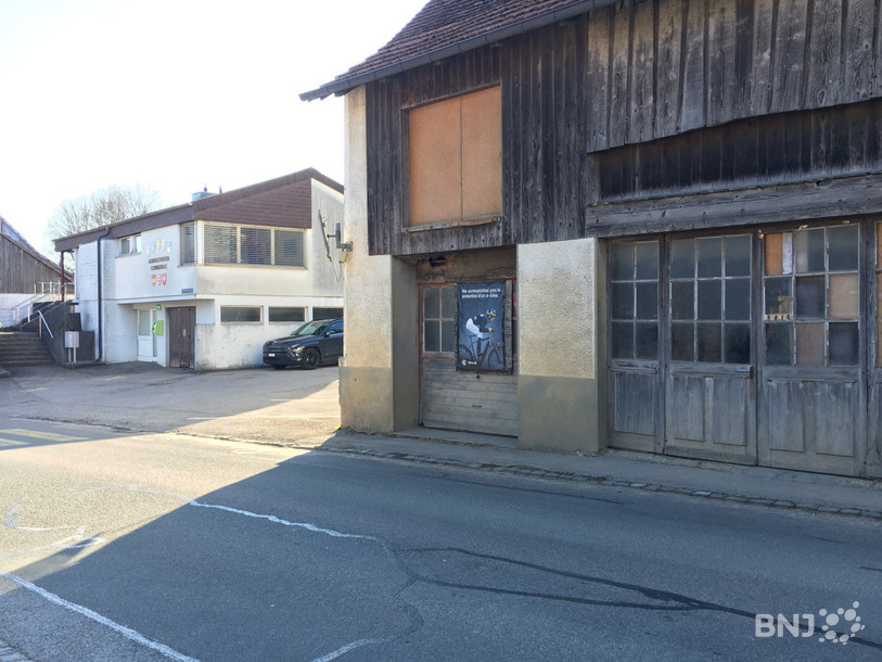 Le bâtiment qui arbrite la voirie, ici en premier plan, serait démoli.