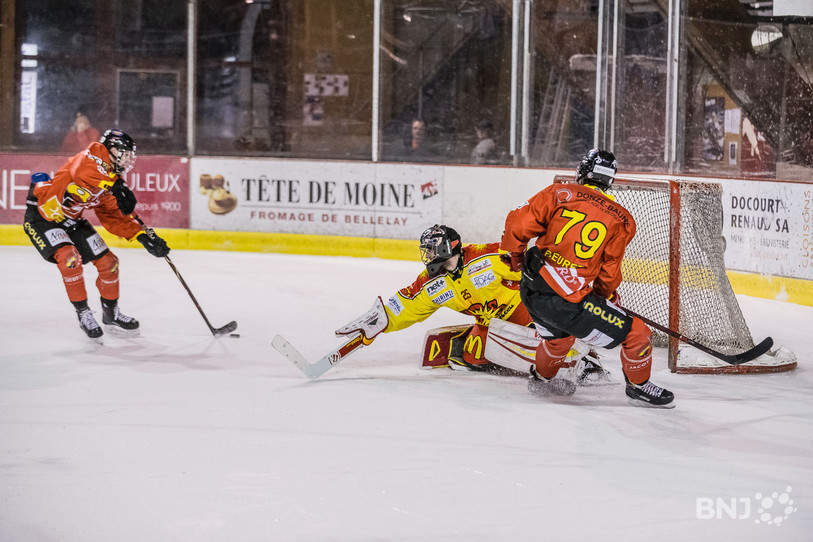 Le HC Franches-Montagnes reprend les commandes du match avec ce but de Lucas Boehlen, le 4-3, sur un bon service de David Beuret (photo : Jonathan Vallat)