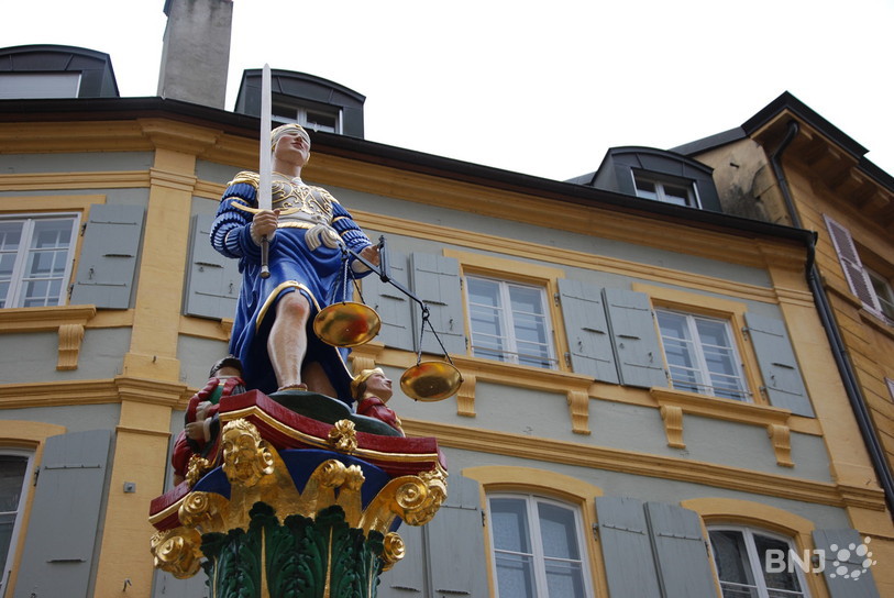 La statue de la fontaine de la Justice à Neuchâtel